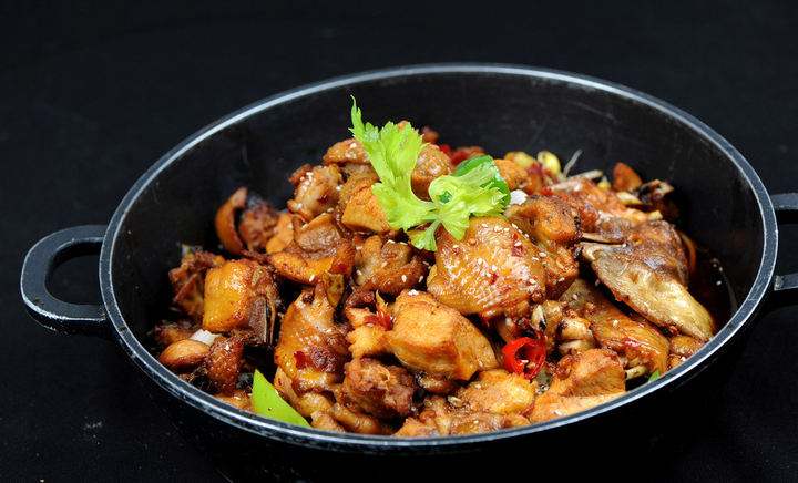 辣不哆鸡公煲加盟，为你带来丰厚营业额。